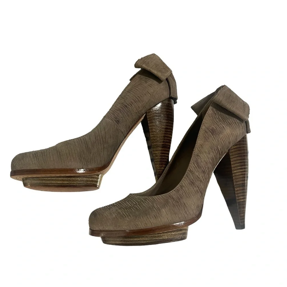 Alice + Olivia Bow Suede Pump Wooden Heel Size 38 Brown
